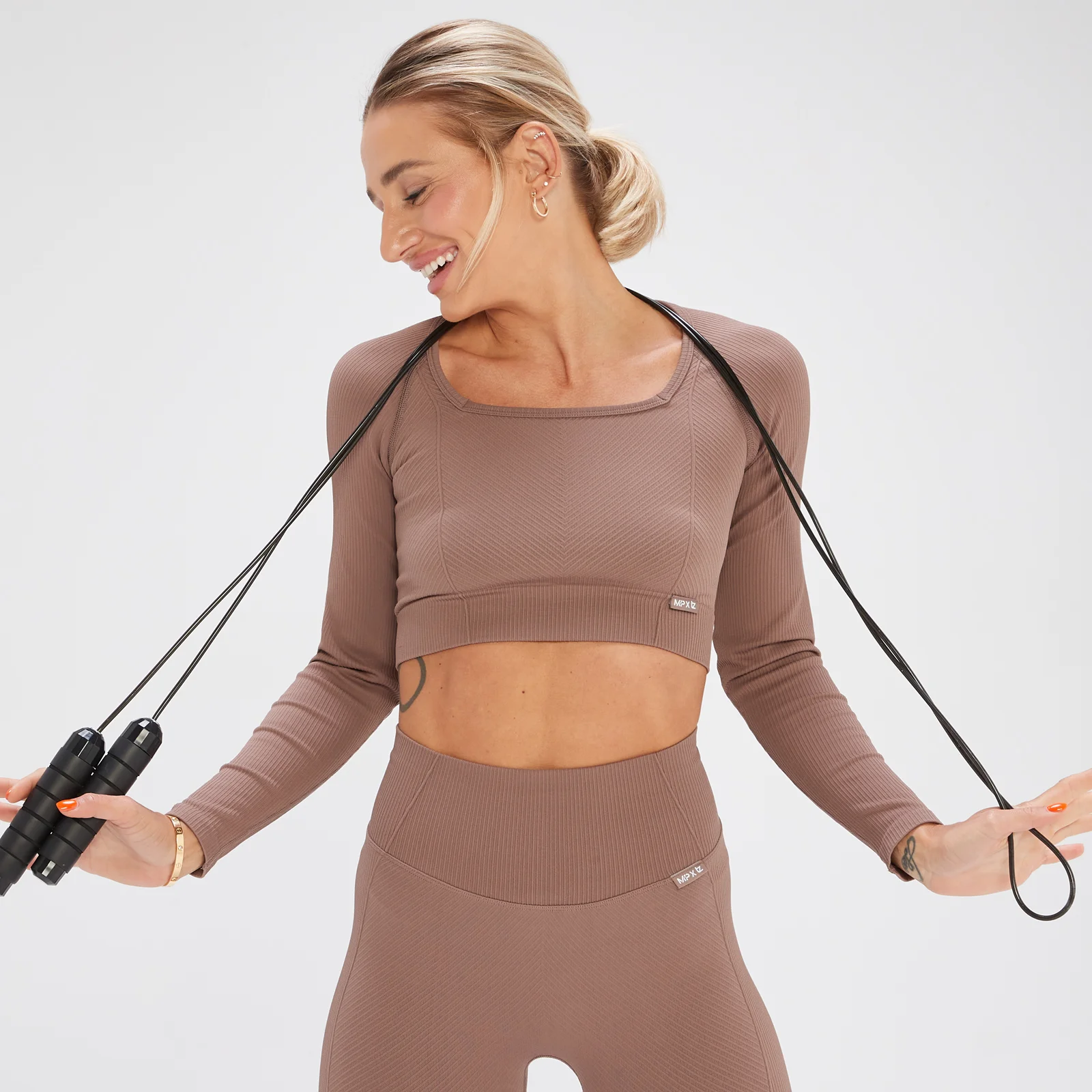 MP x Tatiana Безшевен скъсен топ с дълъг ръкав — цвят лешник - XS Изображение 1